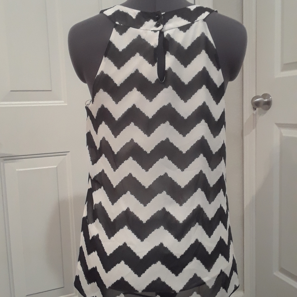 Chevron Black & White Flowy Top - Picture 4 of 7